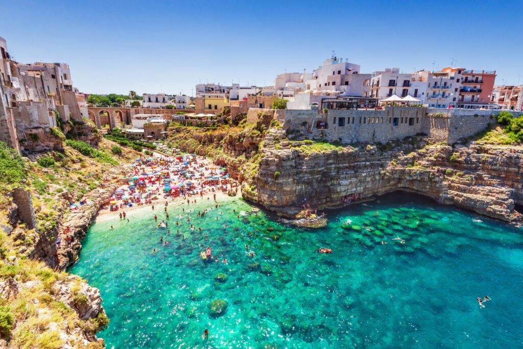 Plaża Lama Monachile w Polignano a Mare wciśnięta jest między wapienne klify