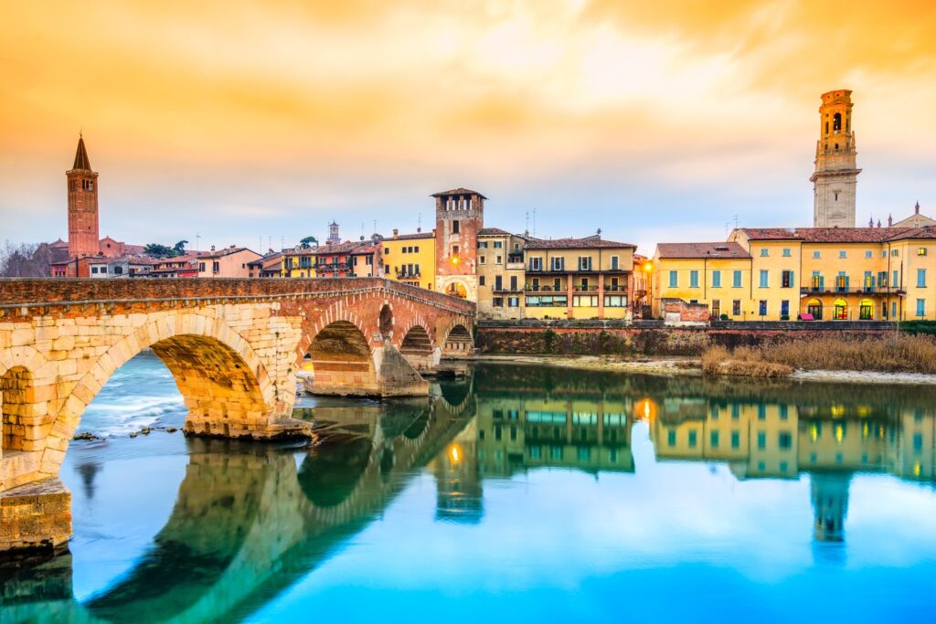 Ponte Pietra to najstarszy most w Weronie, z którego roztacza się piękny widok na Adygę.