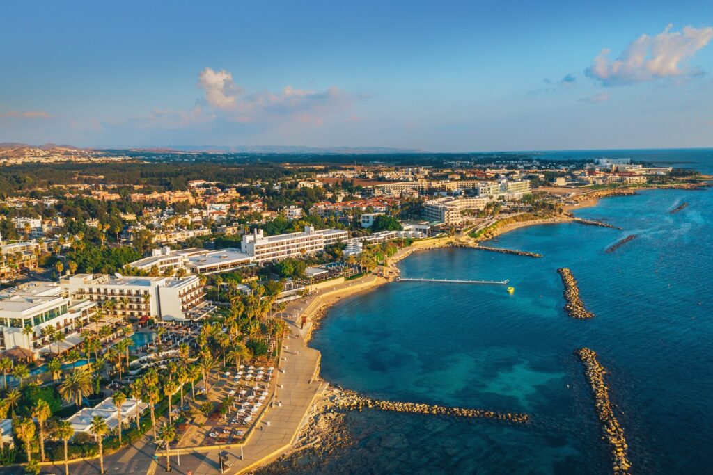 Nadmorska promenada Kato Pafos z lotu ptaka pokazuje, jak blisko morza leży dolna część miasta.