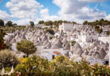 Alberobello w 1 dzień – Co zobaczyć w stolicy trulli i jak dojechać z Bari Panorama dzielnicy Rione Monti w Alberobello to setki stożkowych dachów trulli na zboczu wzgórza.