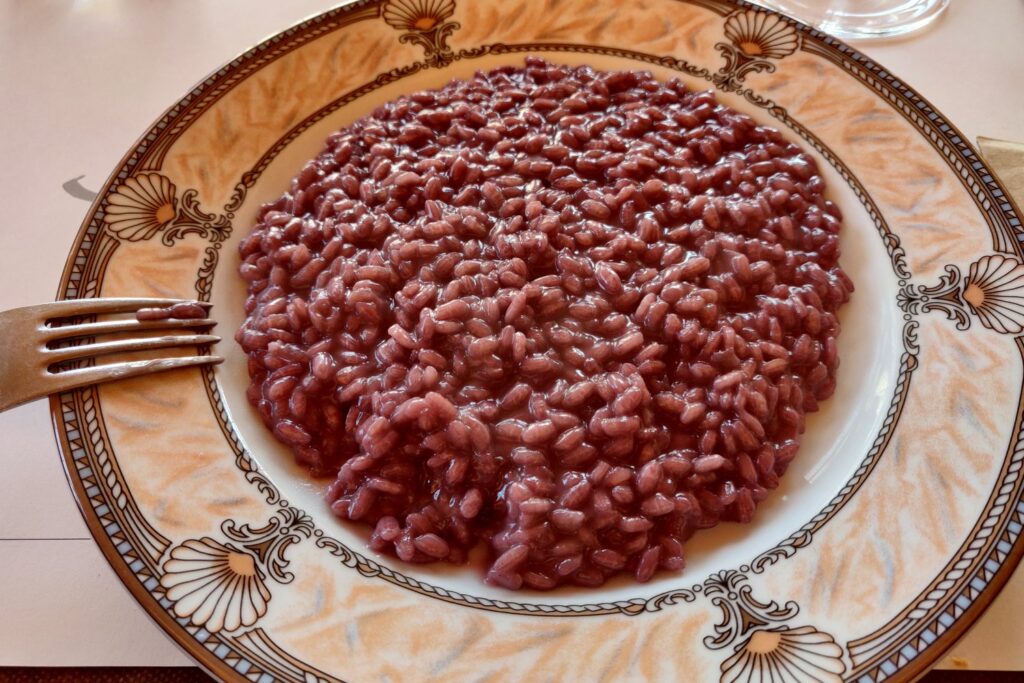Risotto all'Amarone gotowane na lokalnym czerwonym winie to jedno z najbardziej charakterystycznych dań Werony.