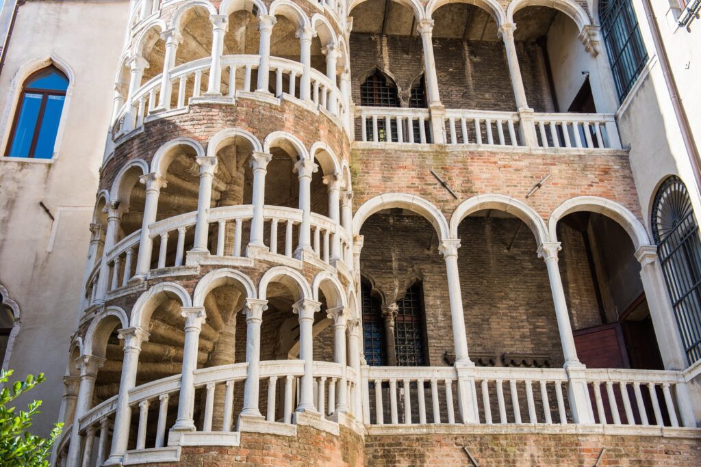 Kręcone schody Scala Contarini del Bovolo prowadzą na taras z panoramą dachów Wenecji.