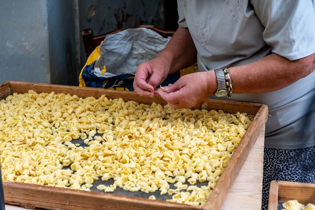 Na Strada delle Orecchiette mieszkanki Bari wciąż ręcznie lepią makaron orecchiette