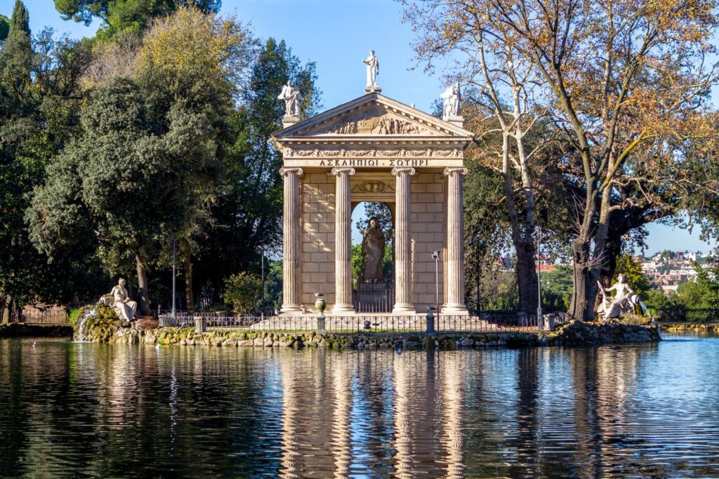 Świątynia Eskulapa nad jeziorkiem to jedno z najbardziej malowniczych miejsc w parku Villa Borghese