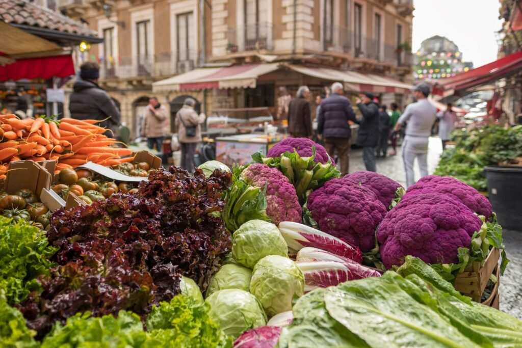 Na targu Ballarò kupisz świeże warzywa i spróbujesz sycylijskiego street foodu