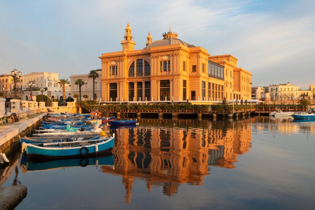 Teatro Margherita, secesyjny teatr w Bari, stoi na palach wbitych w dno morza