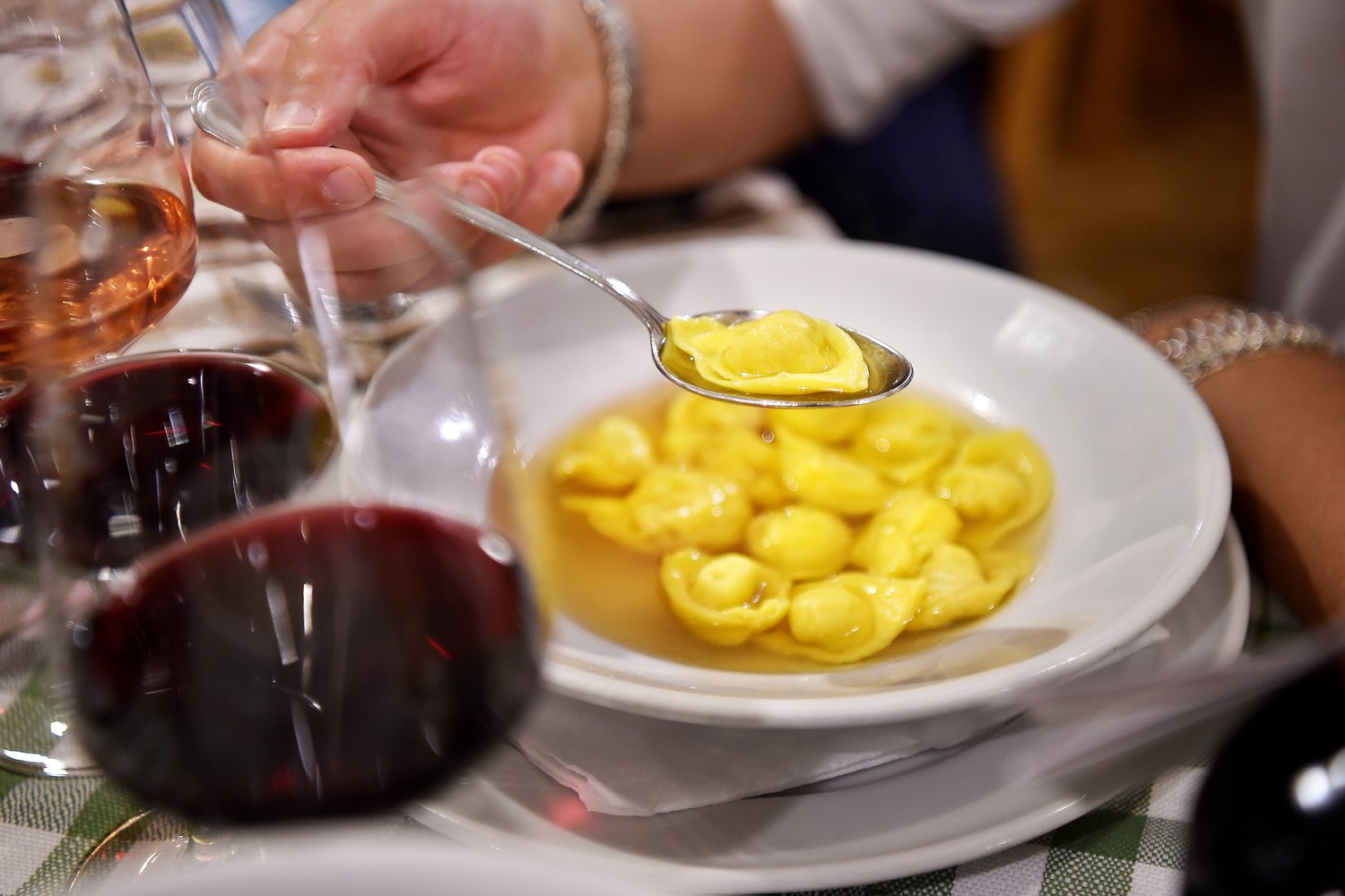 Tortellini w bulionie to jedno z dań, których koniecznie musisz spróbować w Bolonii.