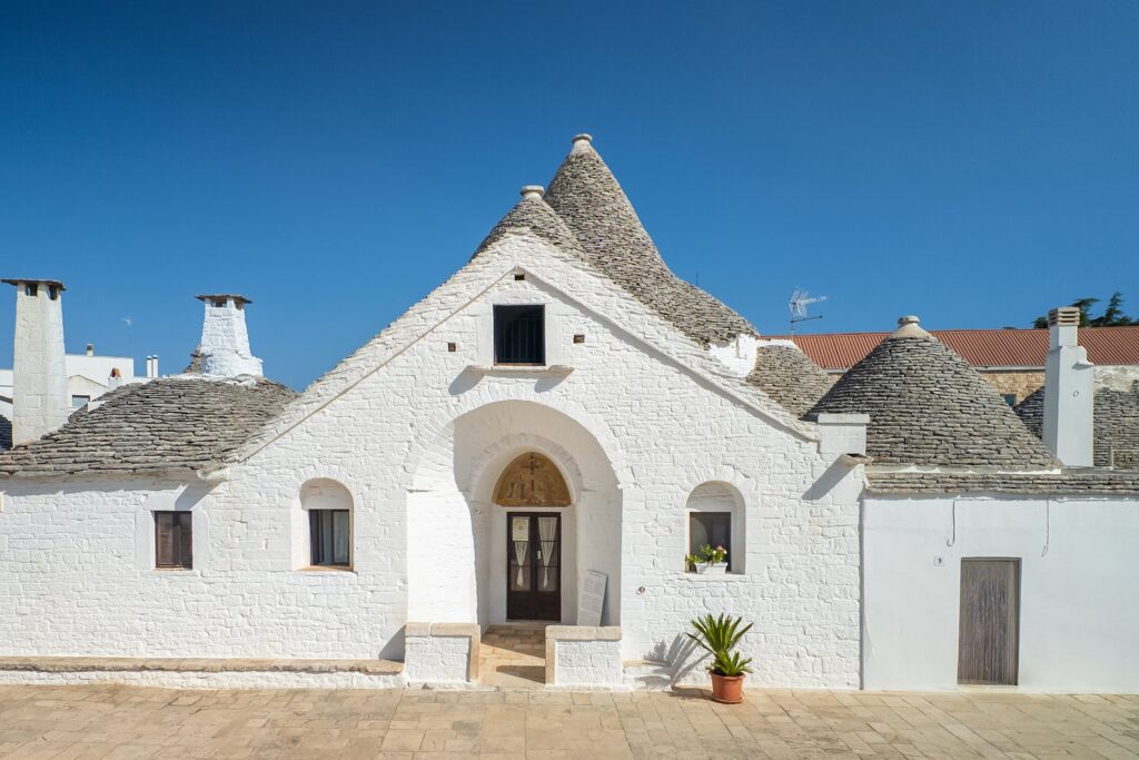Trullo Sovrano to największy trullo w Alberobello i jedyny z dwiema kondygnacjami mieszkalnymi.