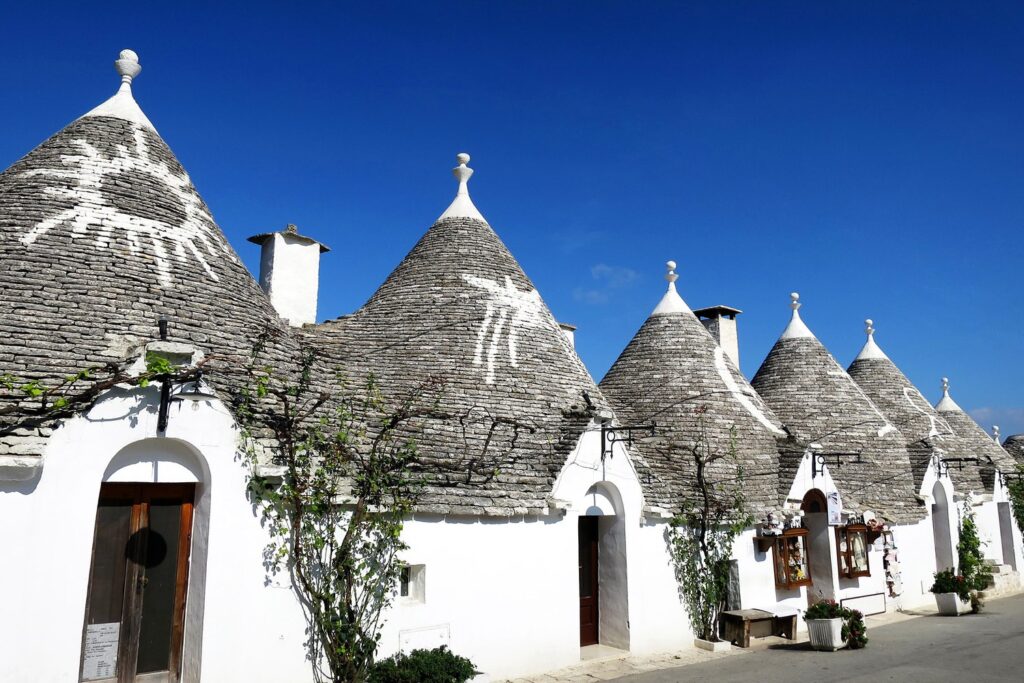 Na dachach trulli przy Via Monte Pertica zobaczysz tajemnicze symbole wymalowane białym wapnem.
