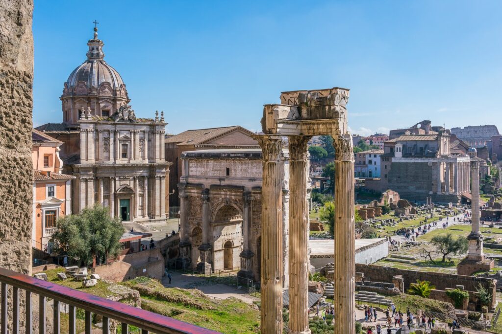 Z tarasów nad Forum Romanum zobaczysz ruiny świątyń, łuków triumfalnych i bazylik starożytnego Rzymu.