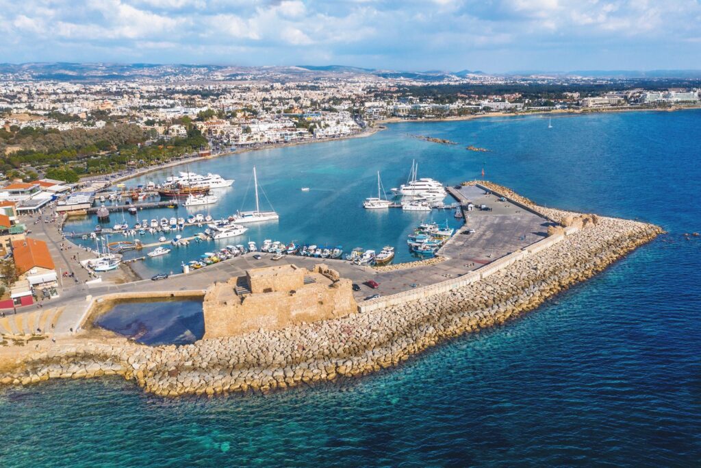 Zamek w Pafos stoi na końcu falochronu, tuż przy porcie i nadmorskiej promenadzie.