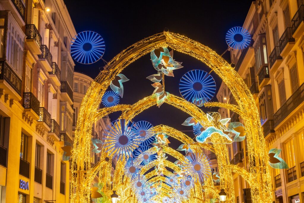 Świąteczna iluminacja na Calle Larios w Maladze rozświetla miasto przez cały okres noworoczny.