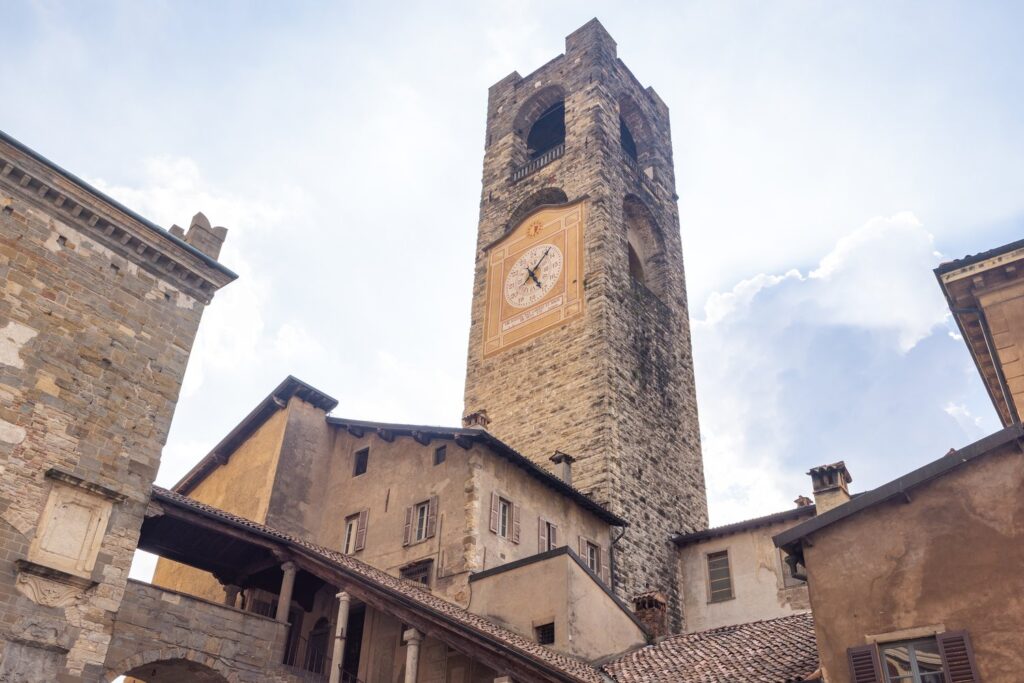 Z tarasu wieży Campanone nad Piazza Vecchia zobaczysz całe Bergamo i szczyty Alp.