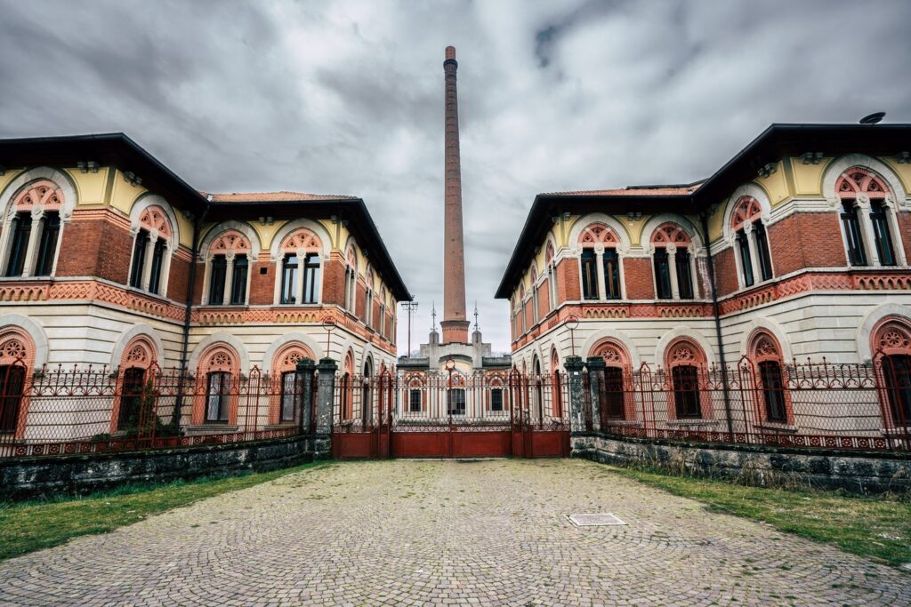Robotnicze miasteczko Crespi d'Adda koło Bergamo jest wpisane na Listę Światowego Dziedzictwa UNESCO.