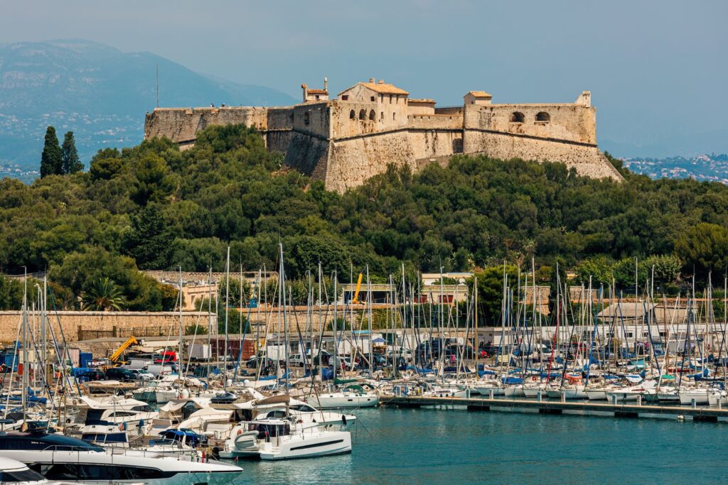 Fort Carré strzeże wejścia do portu w Antibes od XVI wieku