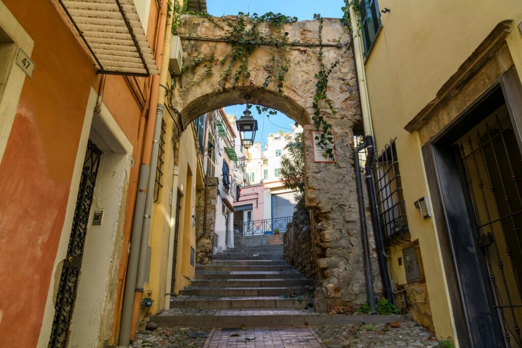 La Pigna to średniowieczne stare miasto San Remo pełne krętych uliczek i kamiennych schodów