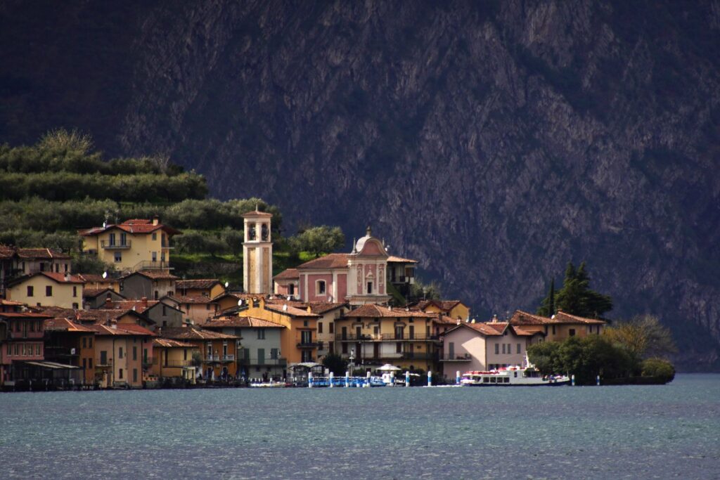 Wioski na wyspie Monte Isola na jeziorze Iseo to świetny cel wycieczki z Bergamo.