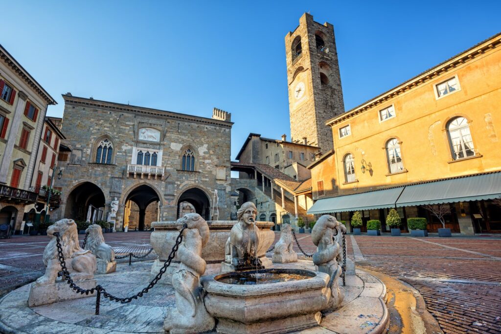 Piazza Vecchia z fontanną Contarini i wieżą Campanone to serce Górnego Miasta w Bergamo.