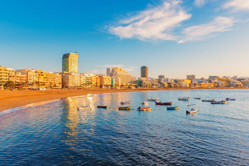 Plaża Las Canteras w Las Palmas de Gran Canaria to miejsce, gdzie mieszkańcy witają Nowy Rok przy fajerwerkach.