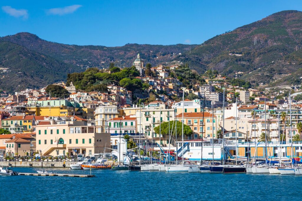 Z portu w San Remo zobaczysz wzgórze La Pigna z Sanktuarium Madonna della Costa na szczycie