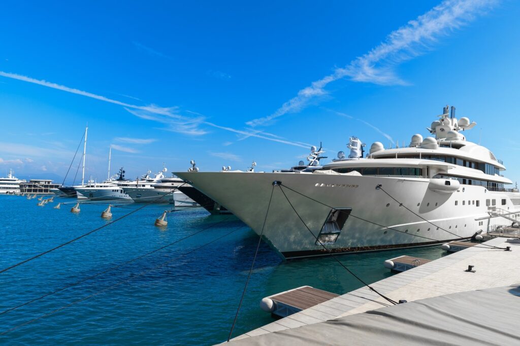 W Port Vauban w Antibes cumują jedne z największych jachtów na Morzu Śródziemnym