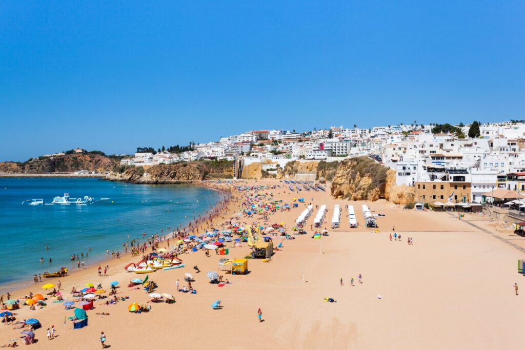 Na plaży Praia dos Pescadores w Albufeirze odbywa się jedna z największych imprez sylwestrowych w Portugalii.