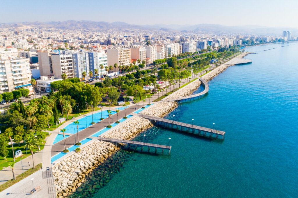 Nadmorska promenada Molos w Limassol to dobre miejsce na sylwestrowy spacer w słońcu.