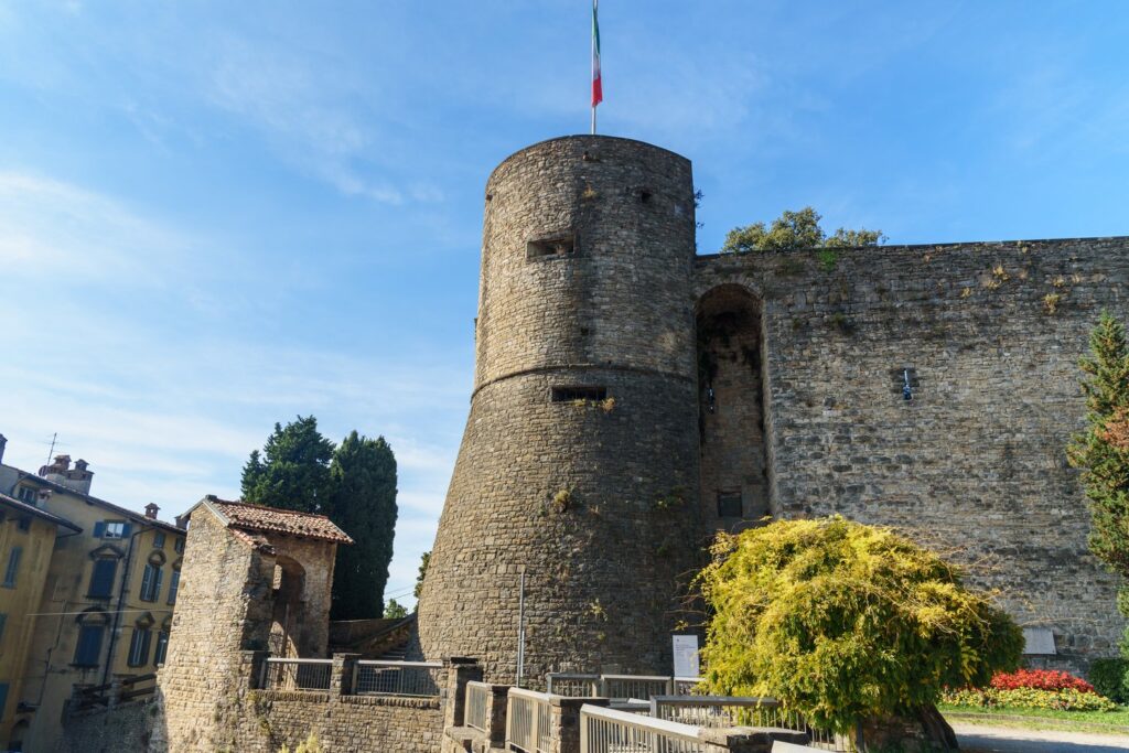 Twierdza Rocca di Bergamo z XIV wieku to jeden z najlepszych punktów widokowych w Città Alta.